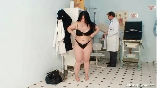 巨乳太ったお母さんロザナ婦人科医の診察