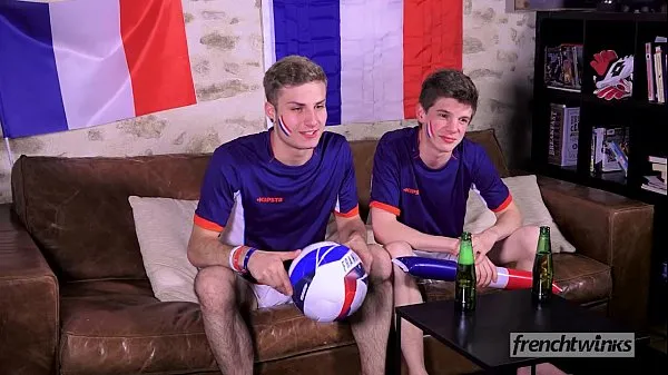Dos jovencitos apoyan a la selección francesa de fútbol a su manera