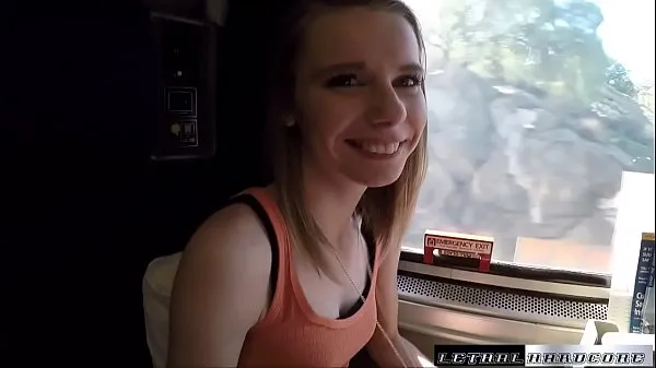 Catarina lässt ihre russische Teenie-Muschi in einem rasenden Zug pflügen