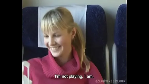 Tschechische Straßen Blondes Mädchen im Zug