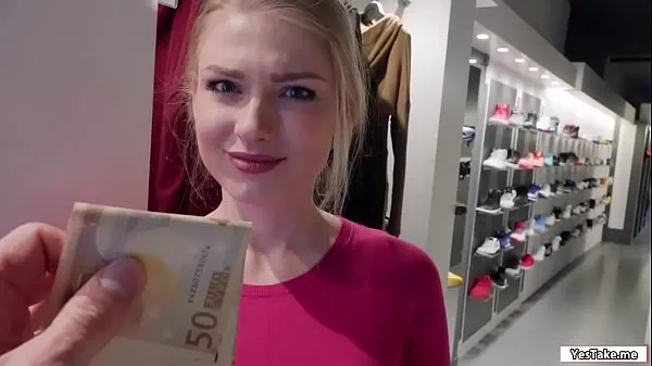 Russische Verkäuferin lutscht einen Schwanz in der Umkleidekabine für einen Riesen