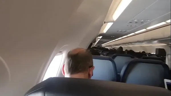 飛行機の中でペニスを吸う