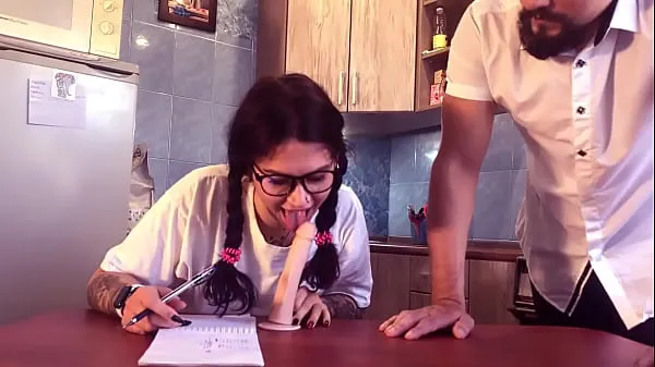 Uczennica uczy się lekcji seksu oralnego, a nauczyciel wychował ją na loda i wytrysk na okulary