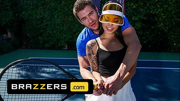 Big Xander Corvus) Massages (Gina Valentinas) Foot To Ease Her Pain They End Up Fucking - Brazzers mejores películas