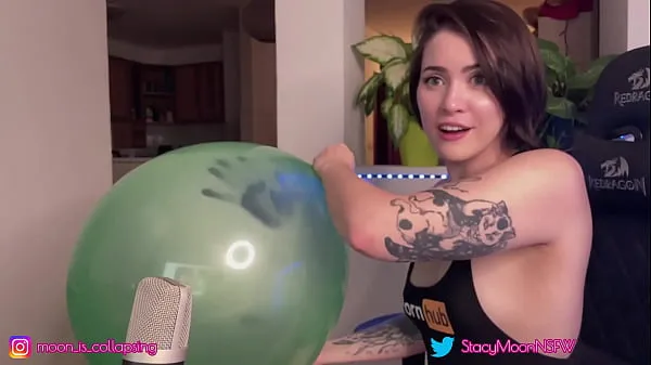 Einen großen grünen Ballon aufblasen