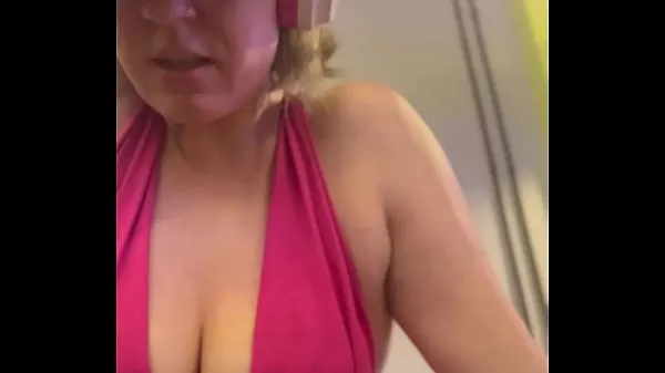 Store Wow, my training at the gym left me very sweaty and even my pussy leaked, I was embarrassed because I was so horny beste filmer