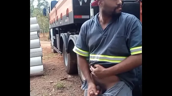 Grote Worker Masturbating on Construction Site Hidden Behind the Company Truck beste films